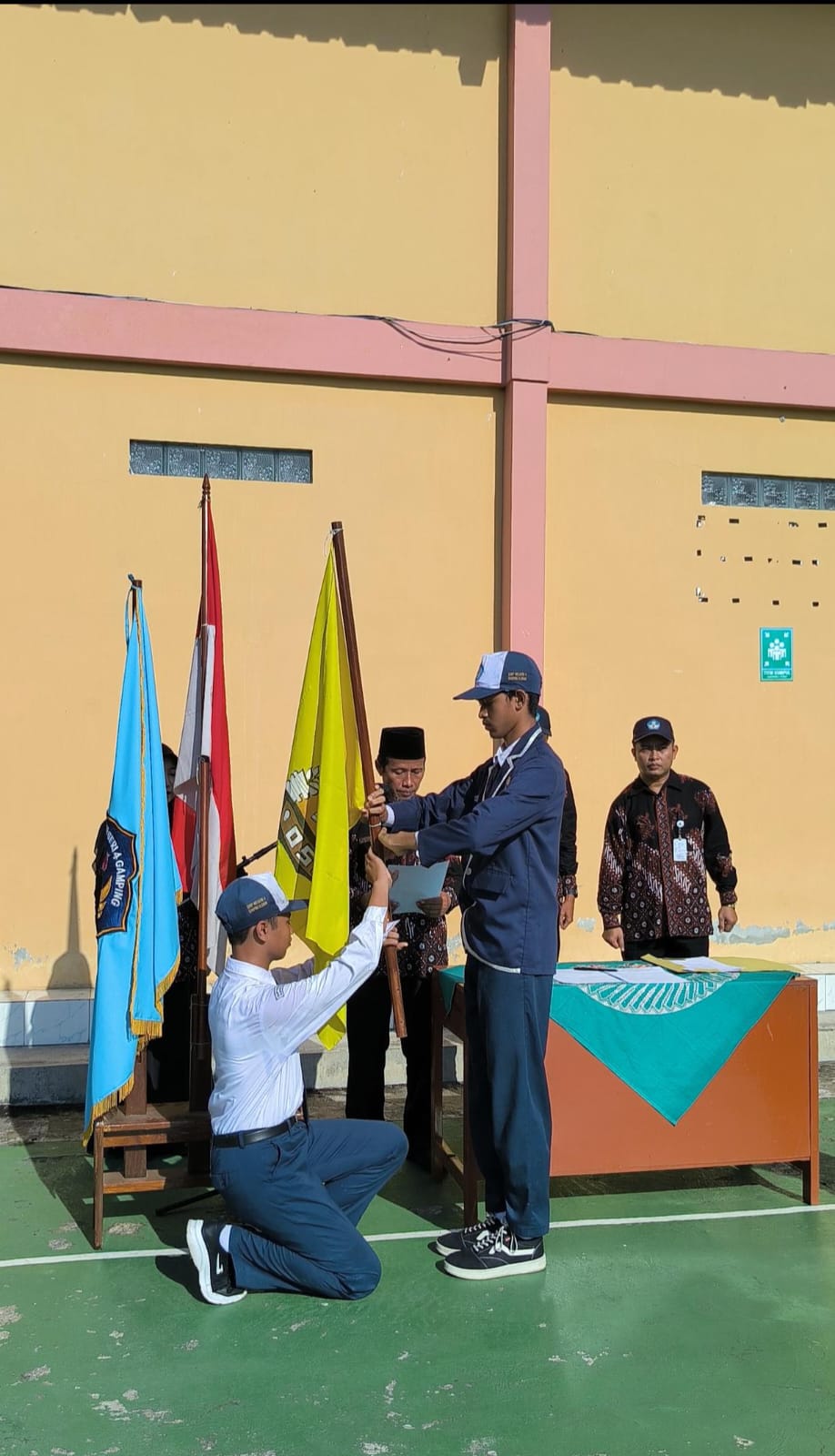 Penyerahan Panji OSIS dari Bening ND kepada Naufal