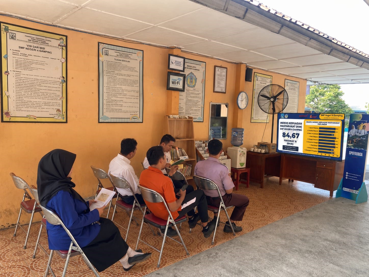 Foto Penayangan Nilai IKM SMP Negeri 4 Gamping di Layar TV Ruang Tunggu