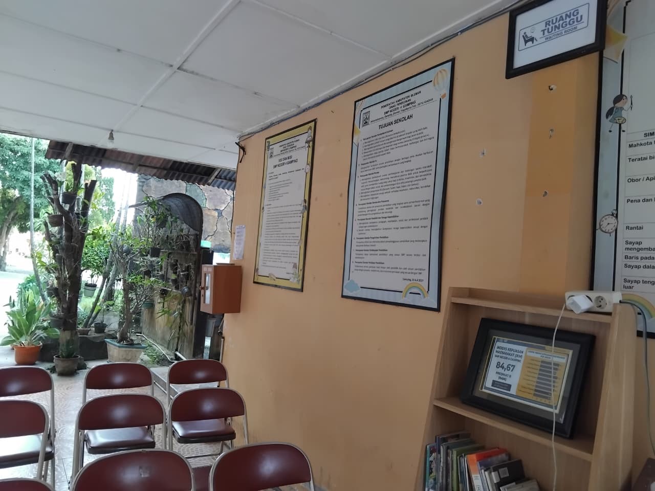 Foto Poster Nilai IKM di Ruang Tunggu SMP Negeri 4 Gamping